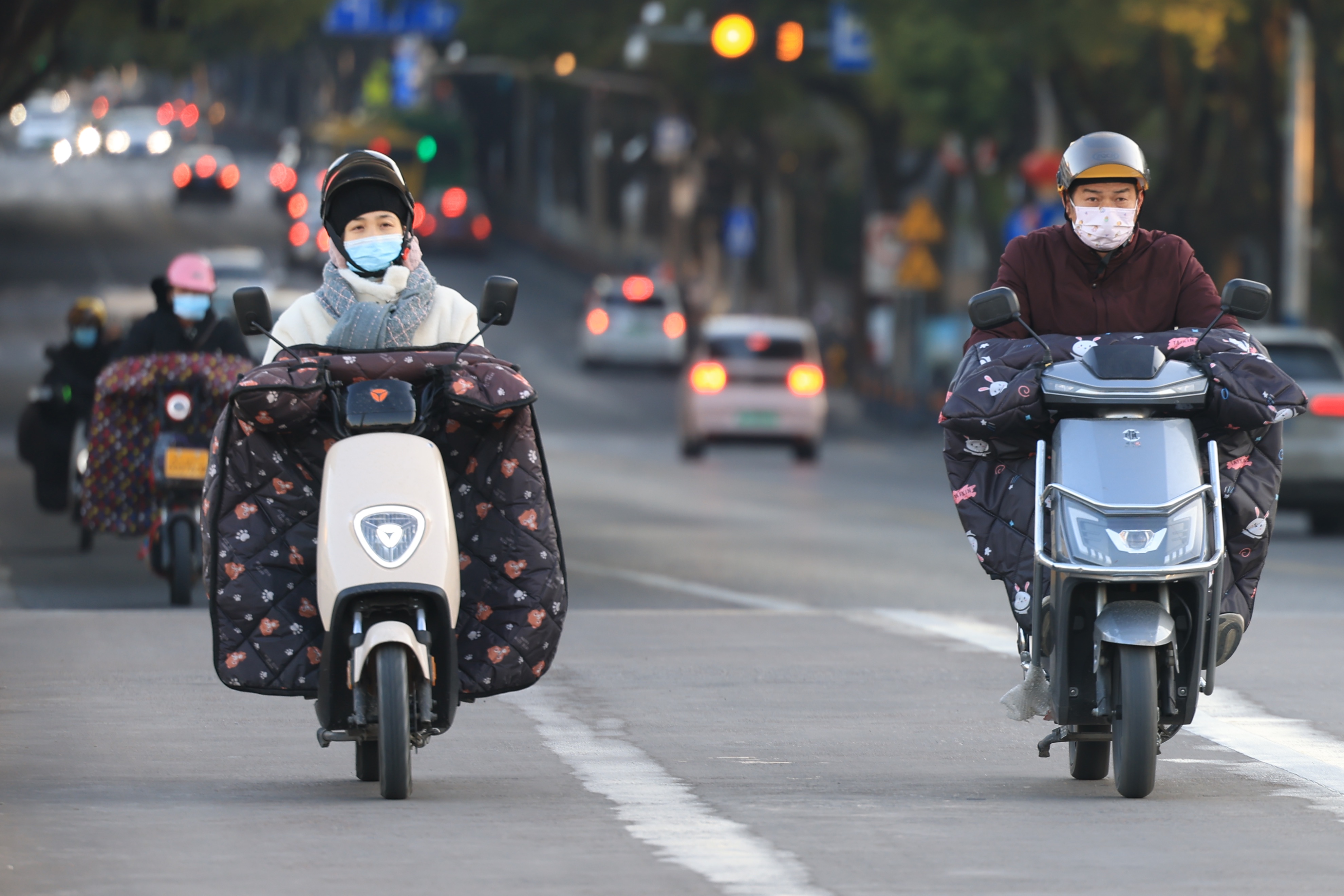 走路的，騎車的，口罩牢牢的