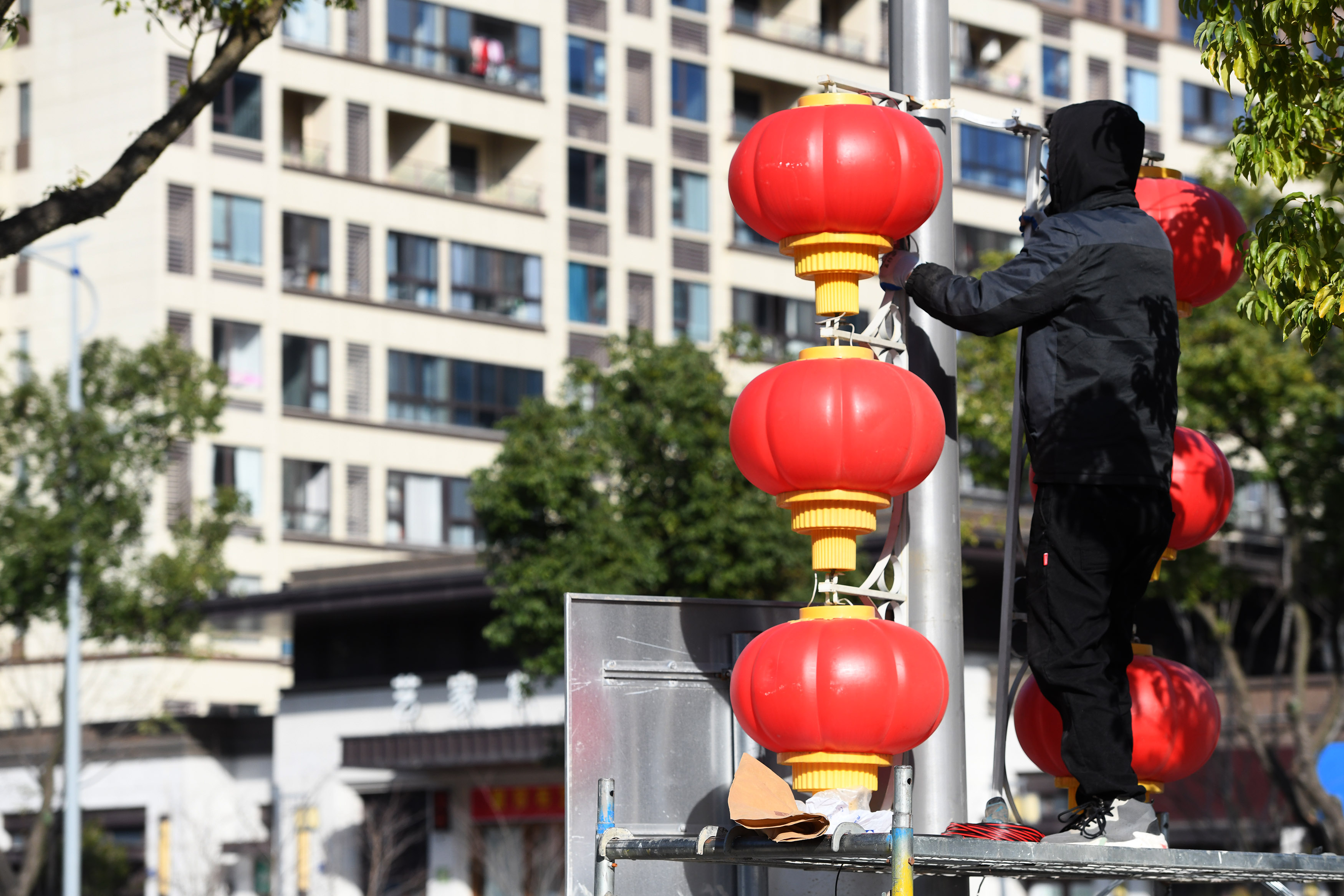 懸掛燈籠迎新年