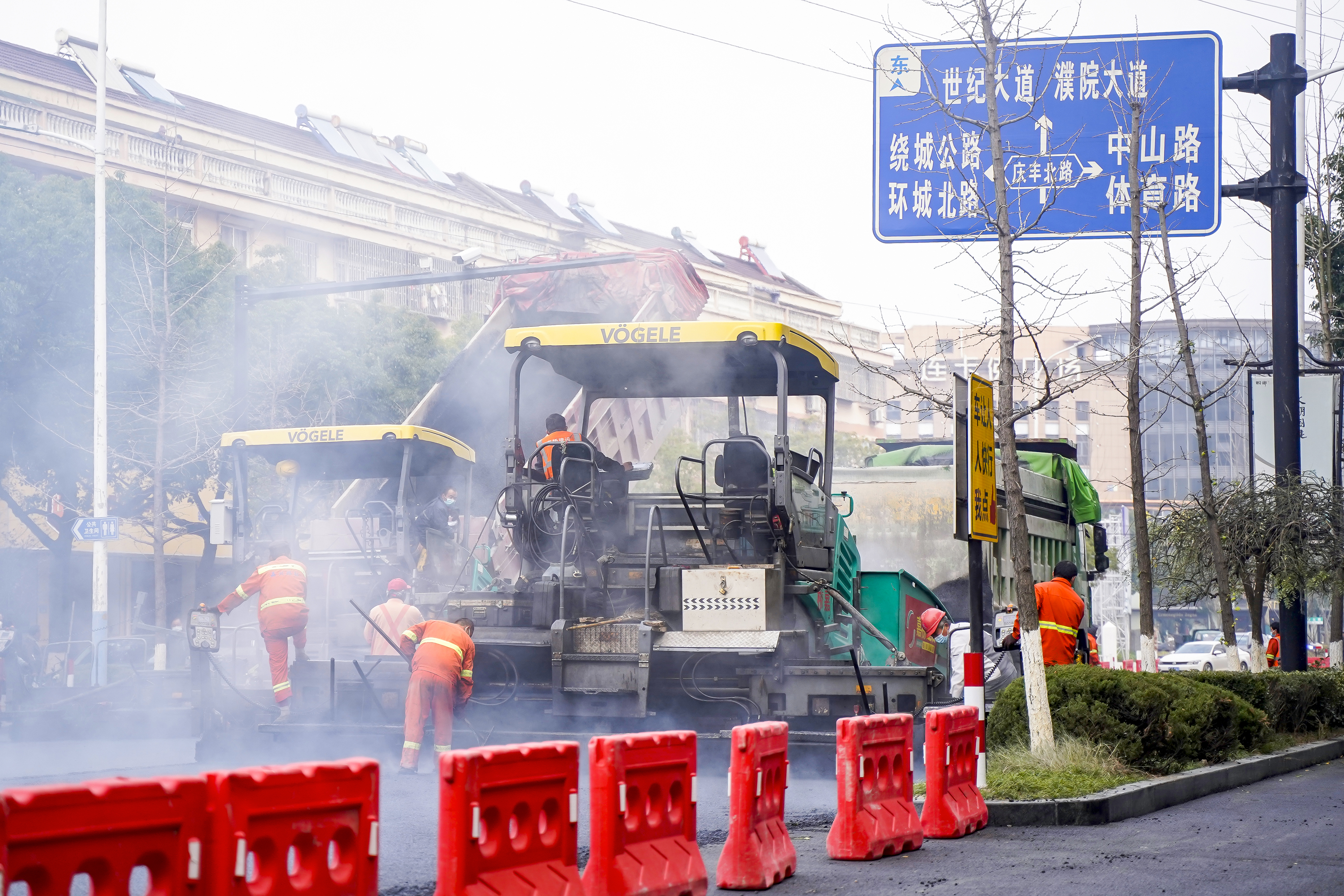 柏油路面鋪設忙