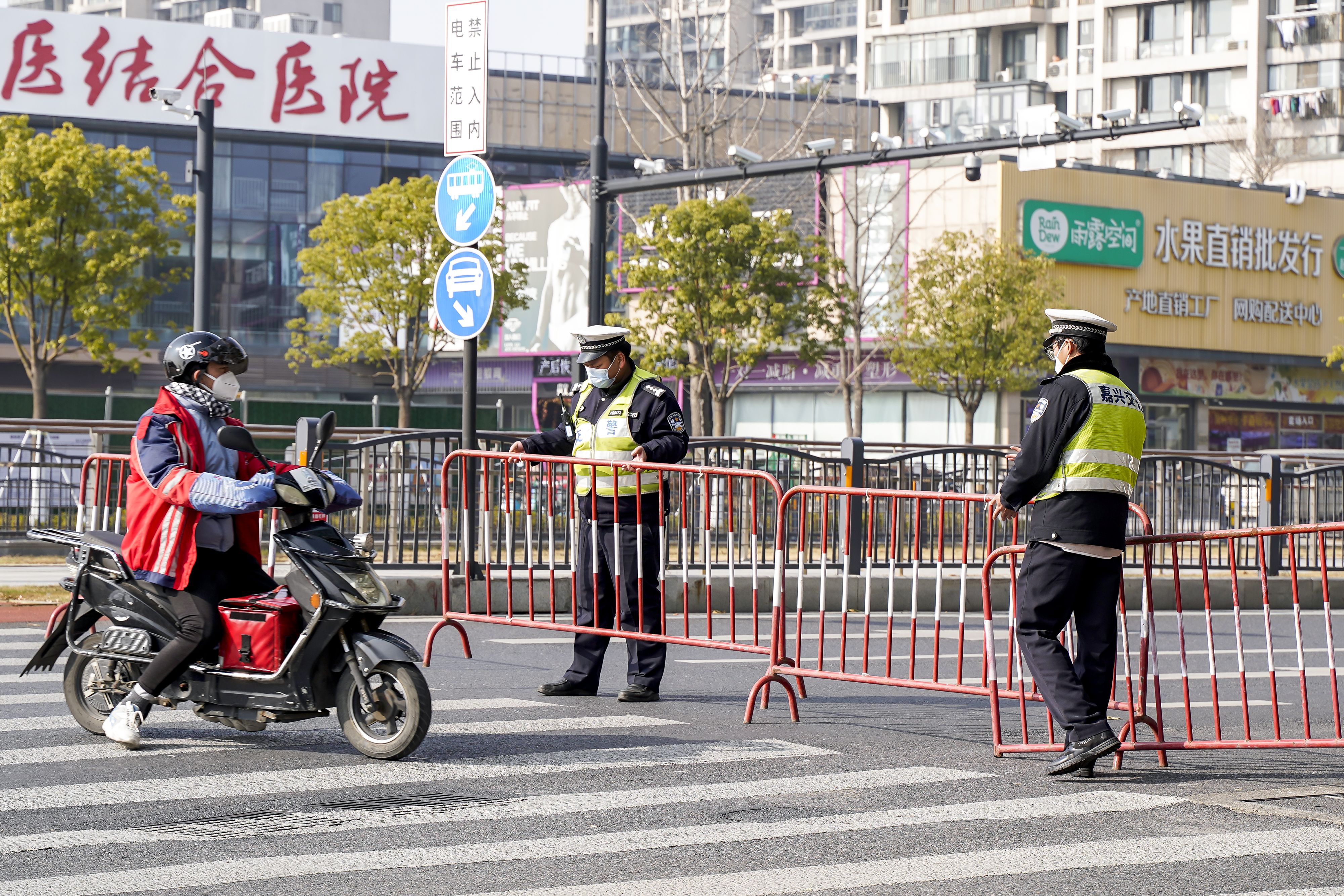 道路限行為考生“保駕護航”