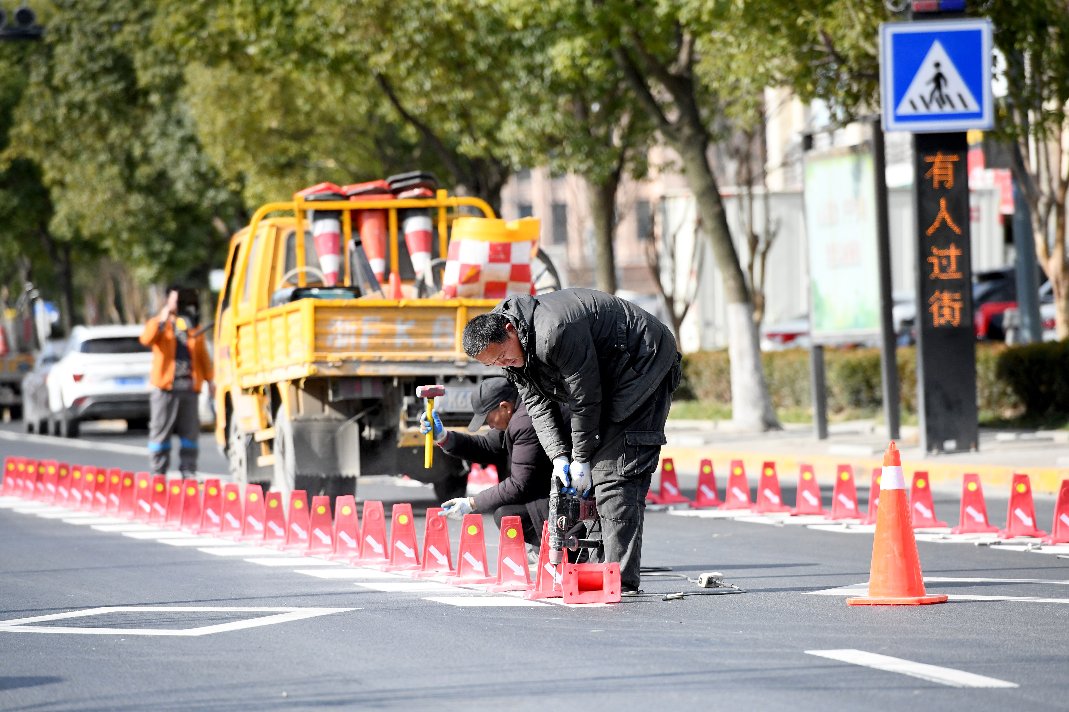 安裝分道標牌 保障行車安全