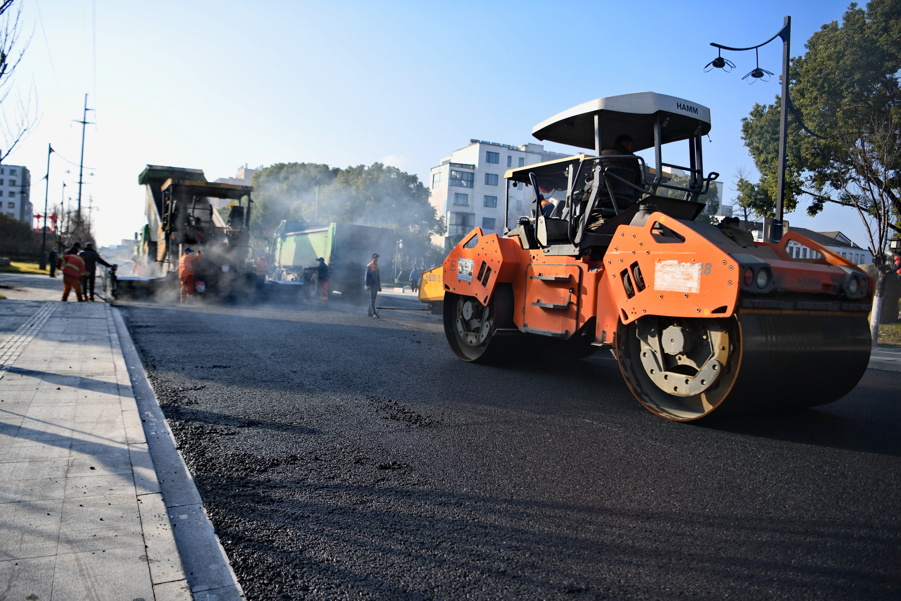 節(jié)前道路施工建設(shè)忙