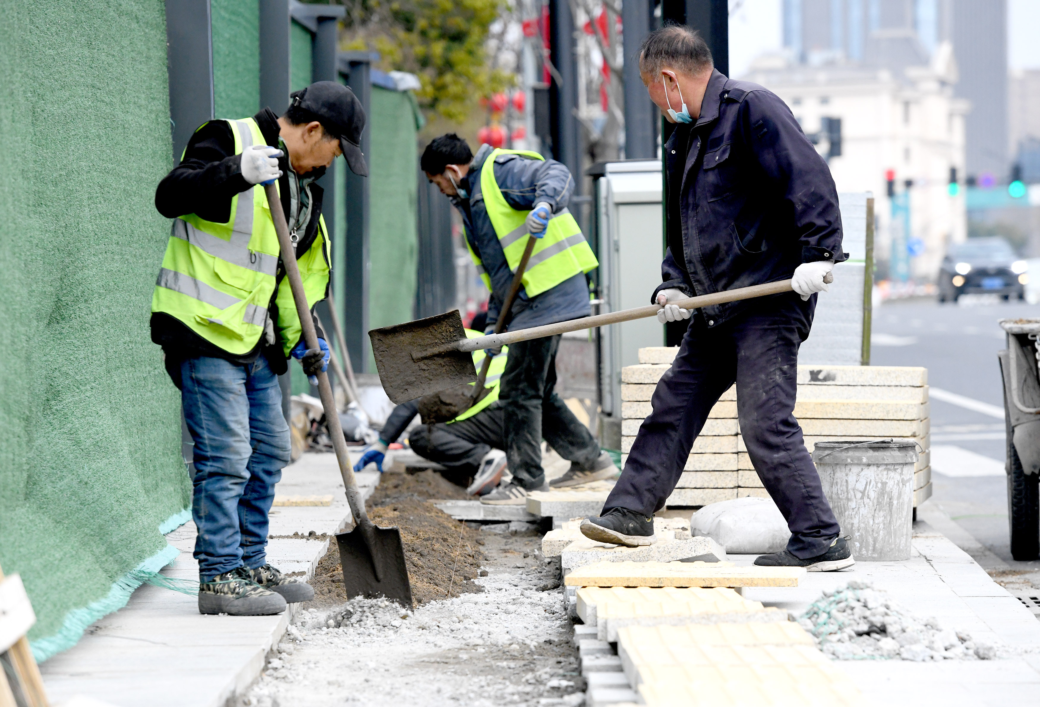 年底施工 鋪路助殘