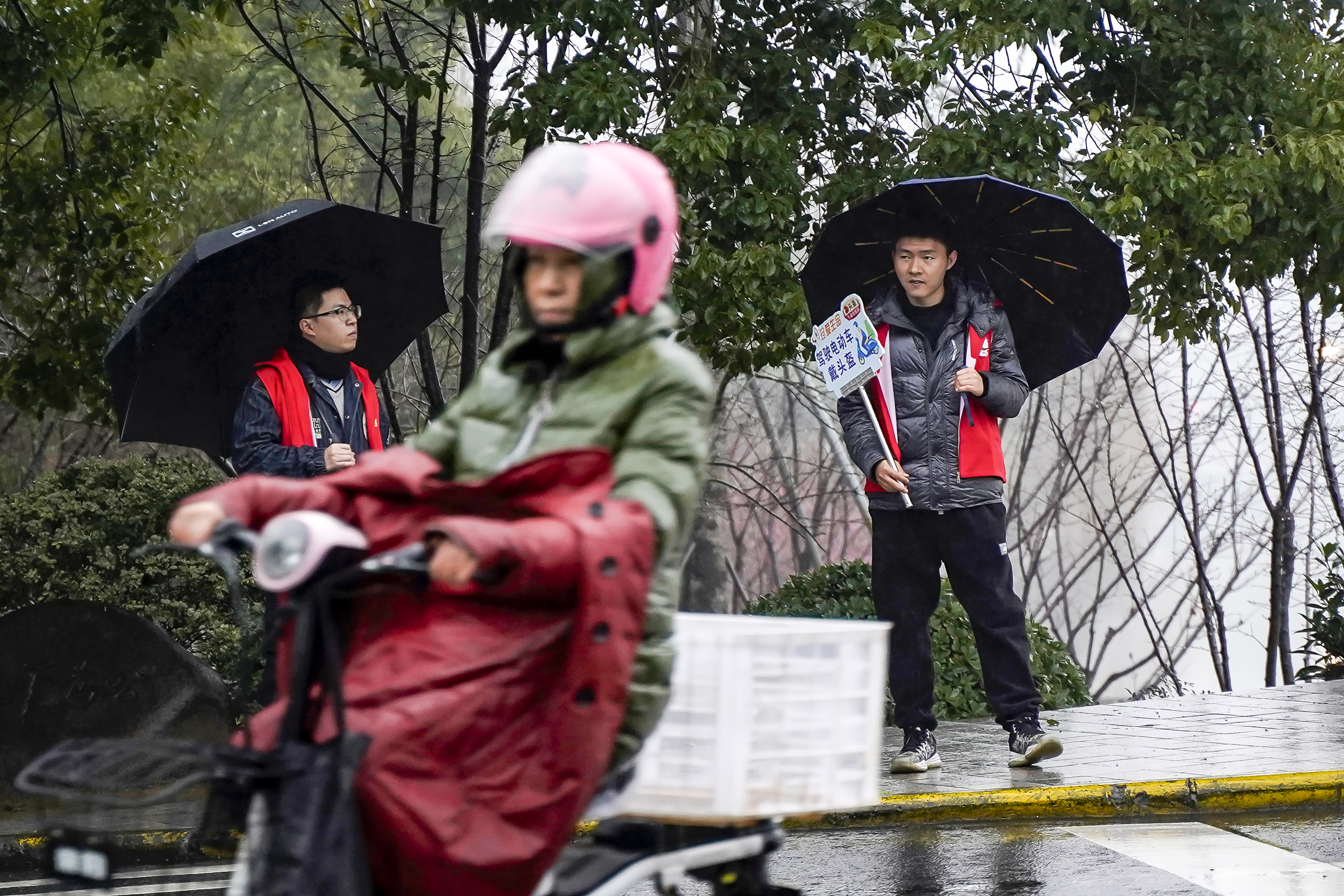 雨天行車 頭盔戴牢