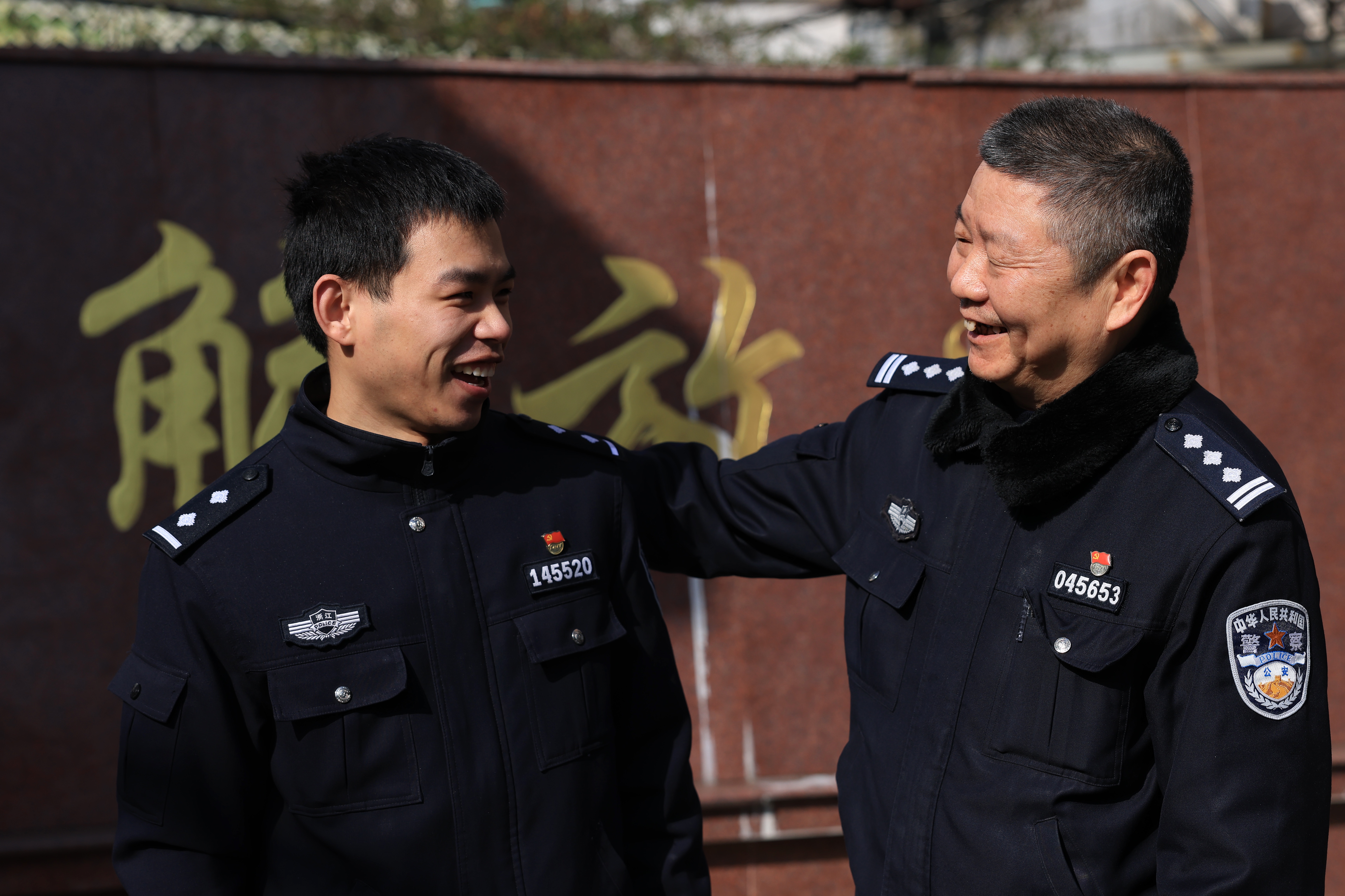 民警師徒“囧”照傳遍全網(wǎng) 網(wǎng)友稱為現(xiàn)實版“安欣”