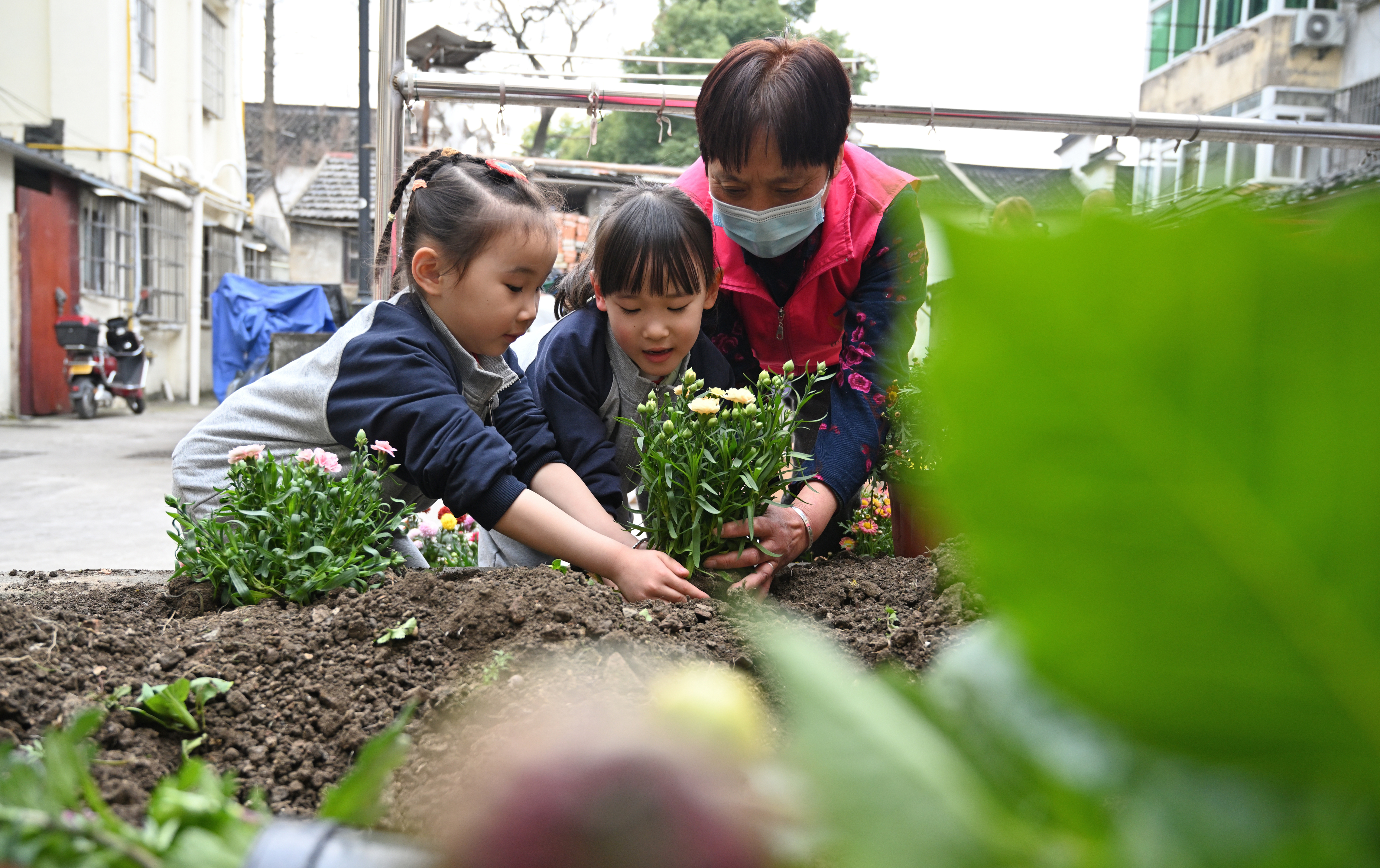 繪就睦鄰友愛“幸福底色”