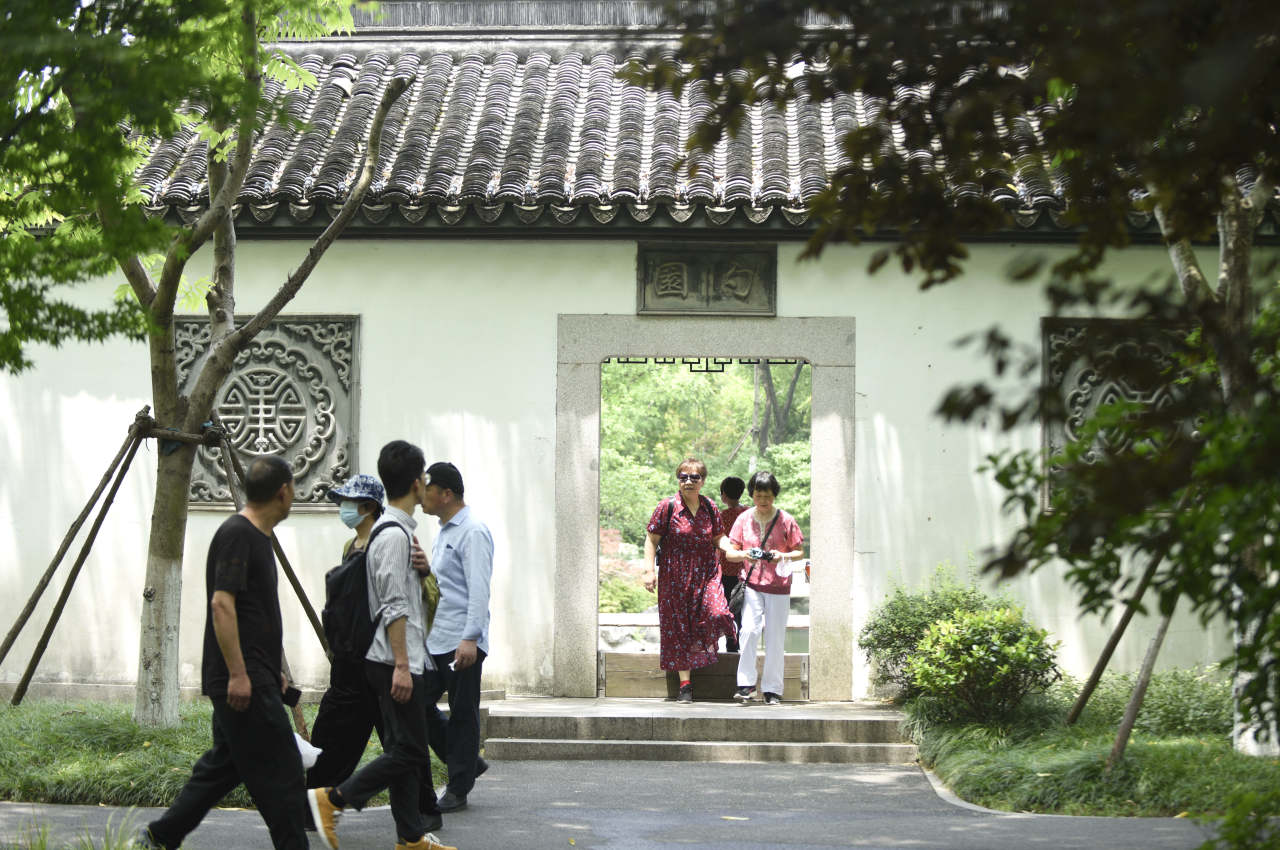 初夏南湖畔 盡賞勺園時