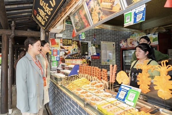 3嘉善县纪委监委立足监督职责，充分发挥监督保障执行、促进完善发展作用，围绕助企纾困举措落实等情况开展下沉式走访，广泛听取意见建议，全力护航营商环境优化提升。图为该县纪检监察干部走访西塘古镇景区，向个体工商户了解党员干部日常服务作风情况。王顺顺 摄.jpeg