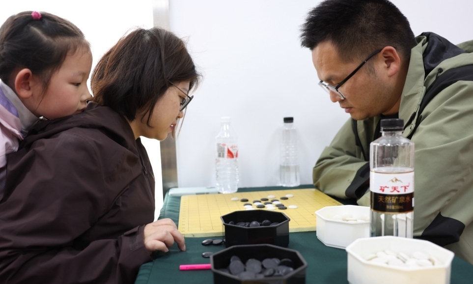 親子聯(lián)珠 “棋”樂融融