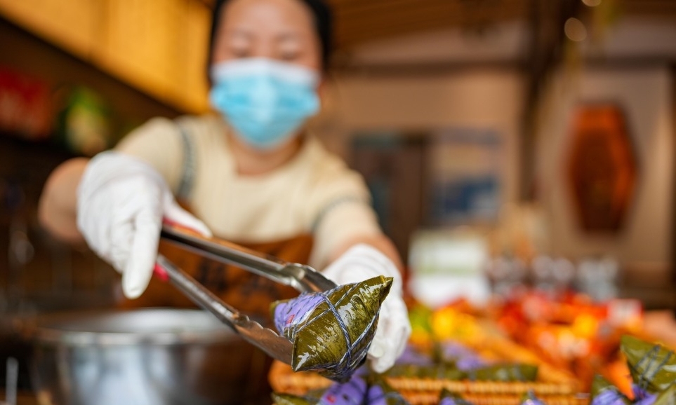 
            端午臨近 老字號(hào)手工粽熱銷