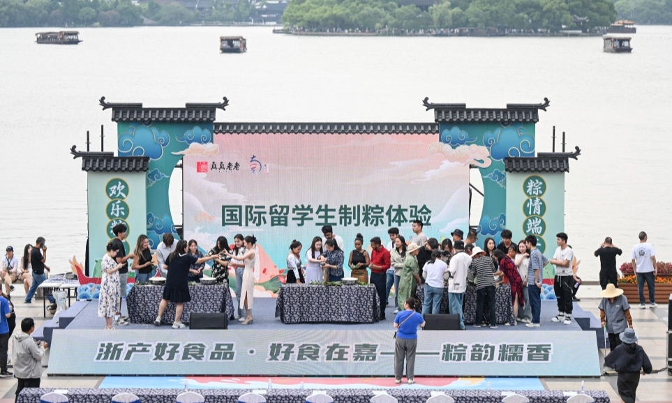 南湖畔留學(xué)生“粽”享傳統(tǒng)魅力