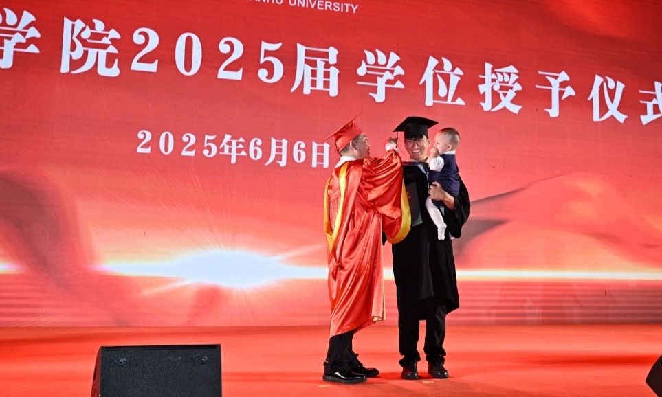 攜妻兒畢業(yè)撥穗