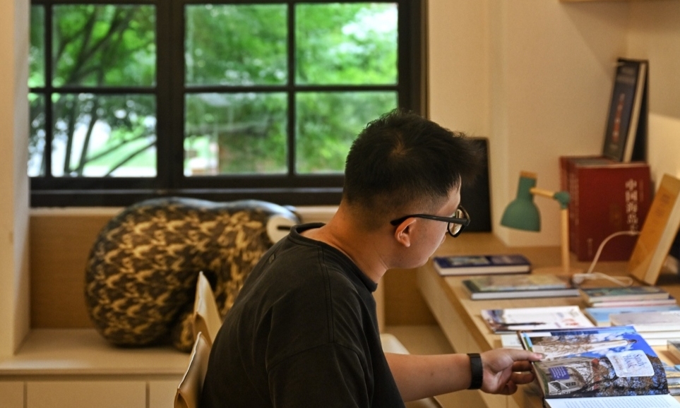 窗邊書香，窗外美景