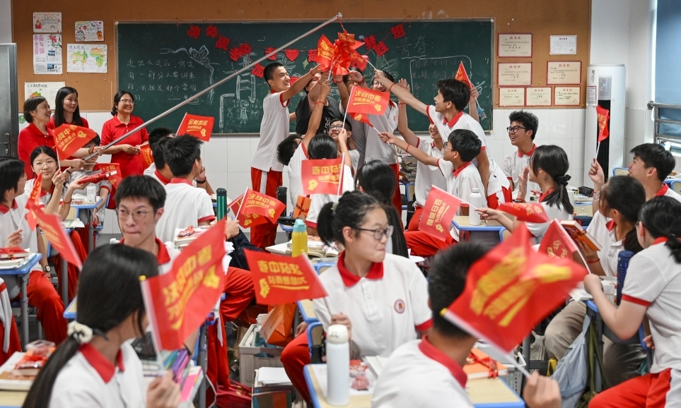 滿滿的愛！老師為中考學(xué)子暖心助陣