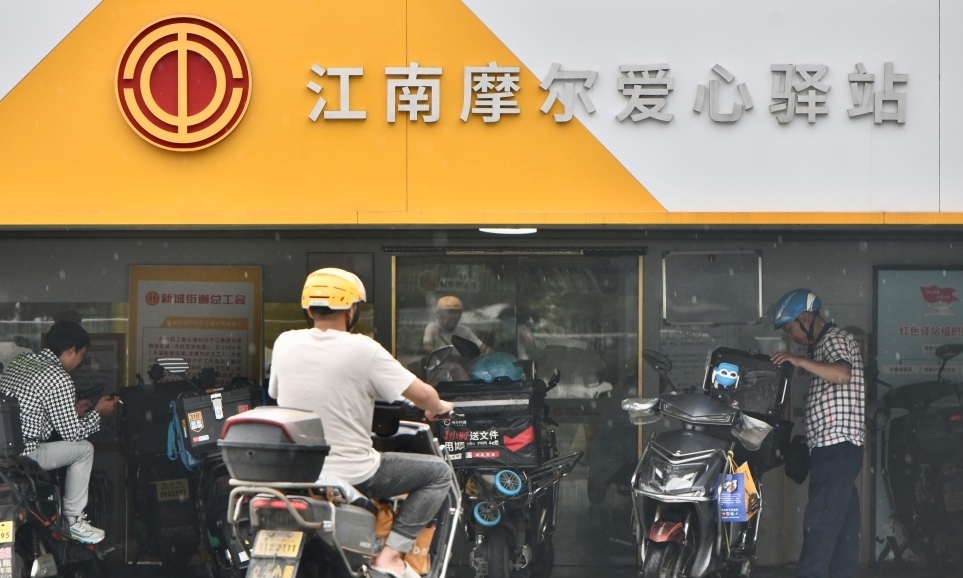 愛心驛站為戶外工作者撐起“避風(fēng)港”