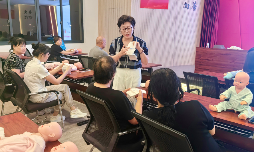 夜校燈火點(diǎn)亮母嬰護(hù)理希望