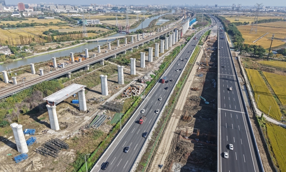 
            全速推進 繪就秋日奮進圖