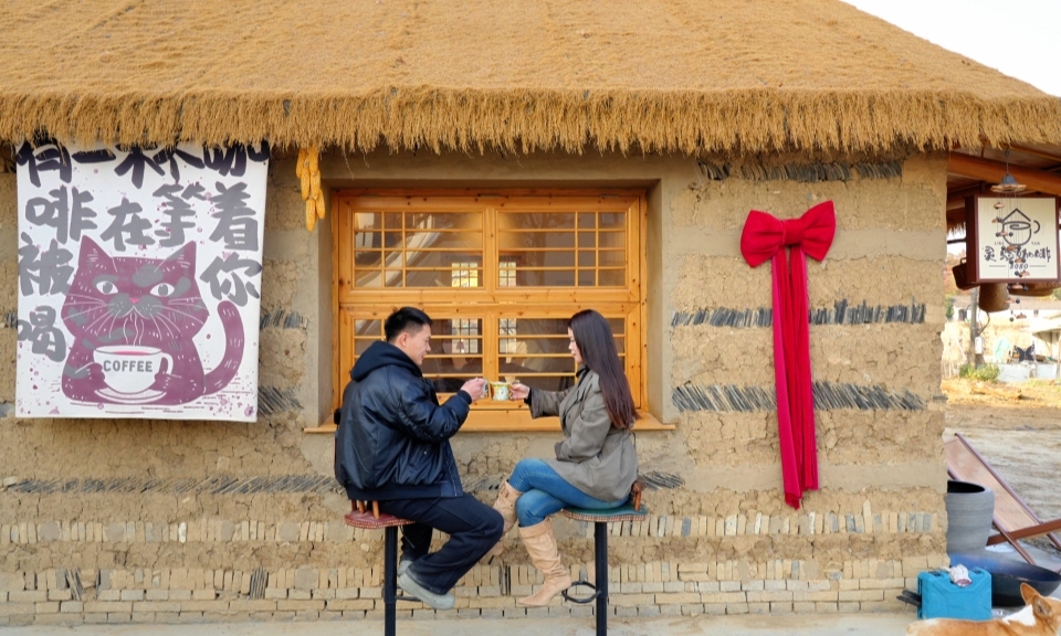 
                “茅草屋”飄出咖啡香