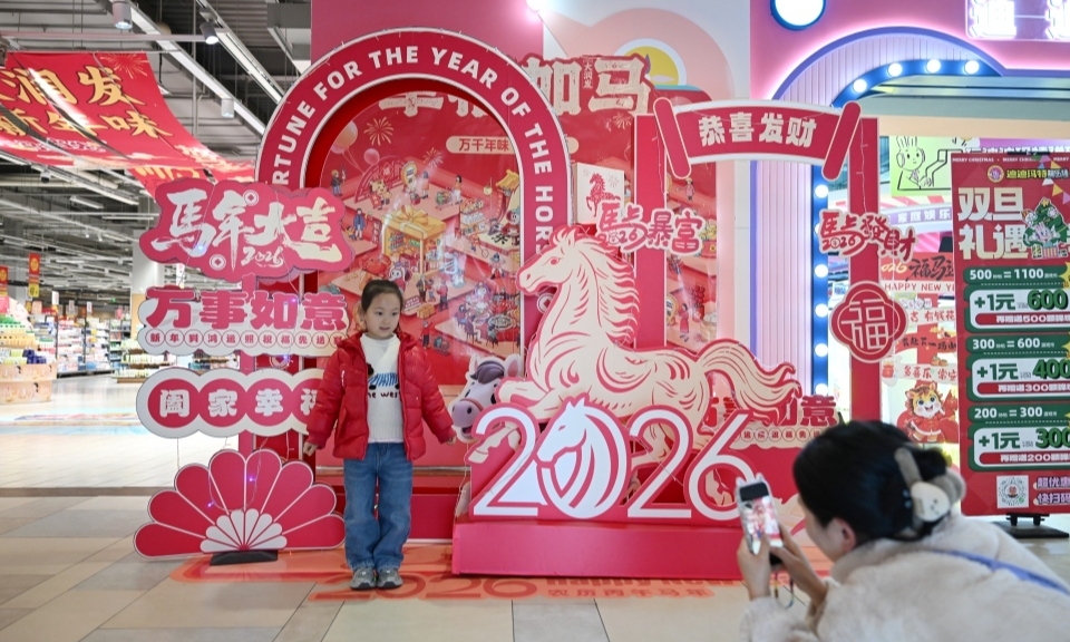 
                商场“红装”化身新年打卡地