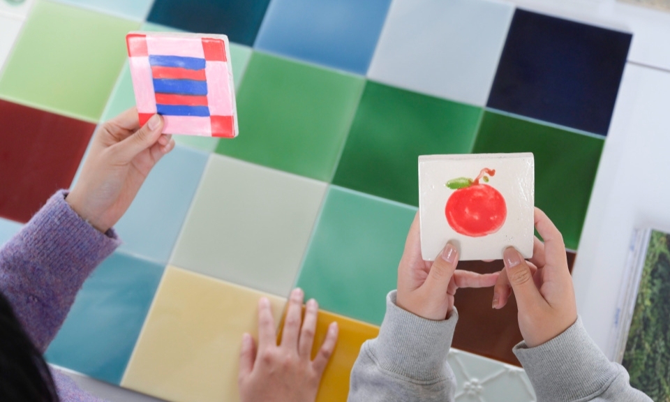 
                村里的“搬砖”人