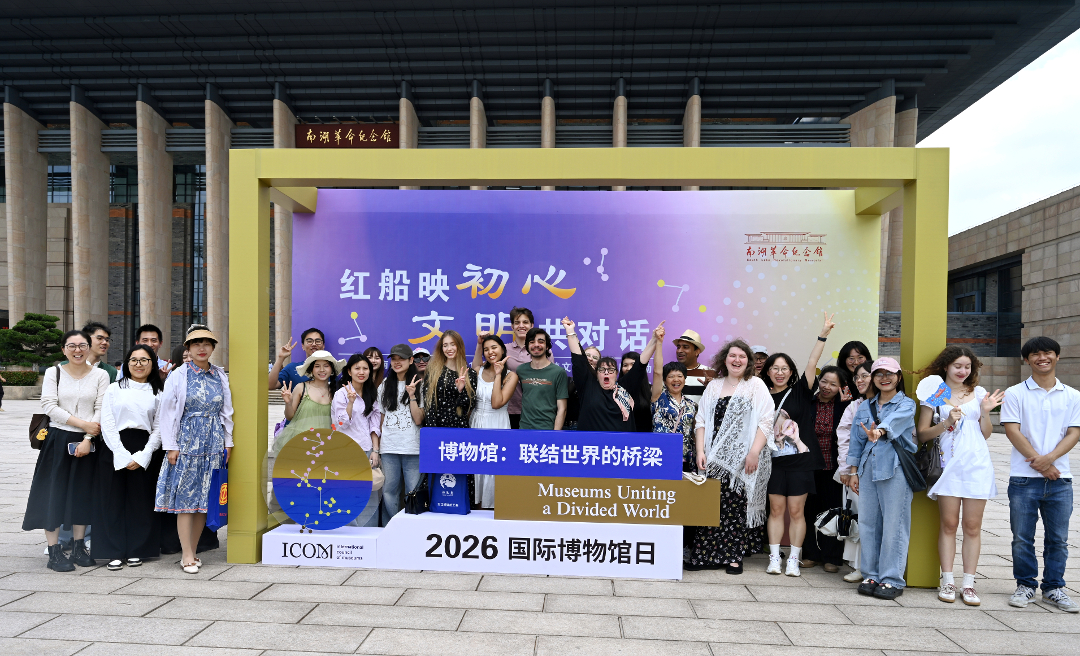 图2：国际友人合影.jpg