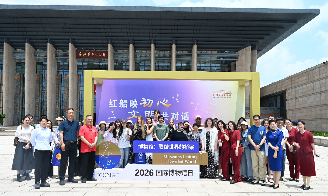 图1：中外友人合影.jpg