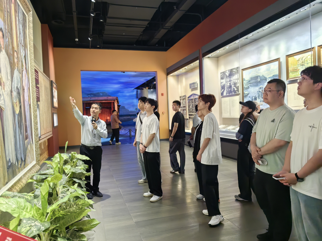 展厅参观2.jpg