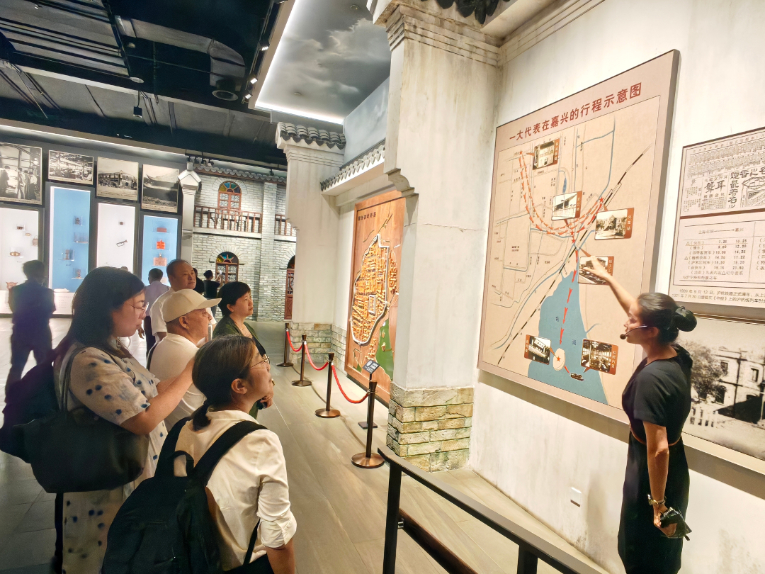 图2：全体人员共同参观《红船起航》基本陈列.jpg