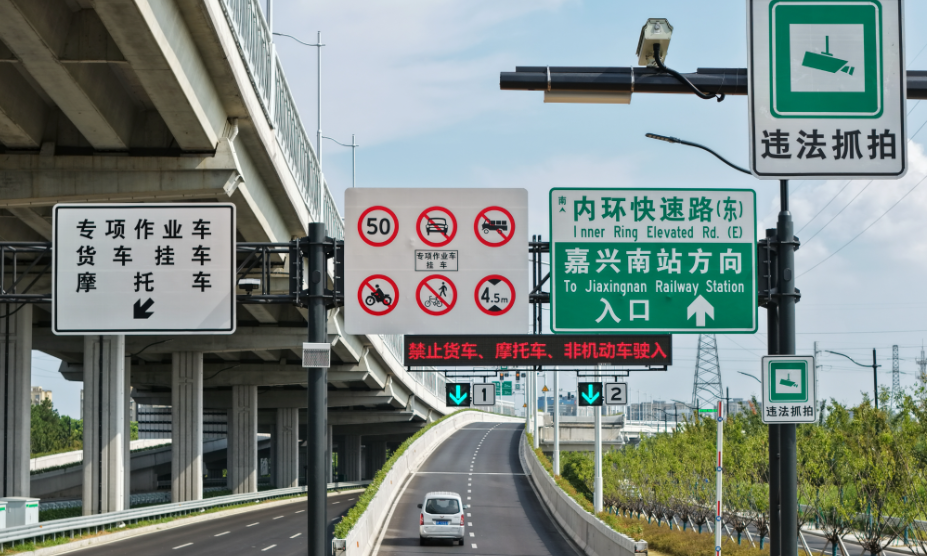 
                快速路有了“误闯智能提醒系统”