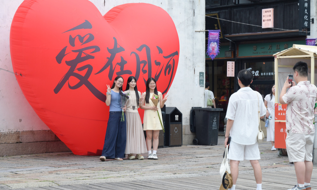 
                鲜花添雅韵 月河人气旺