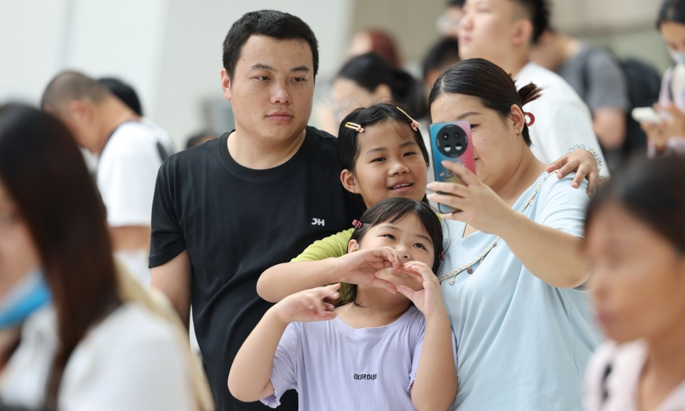 
                车窗隔不断牵挂，再见是为更好的相聚