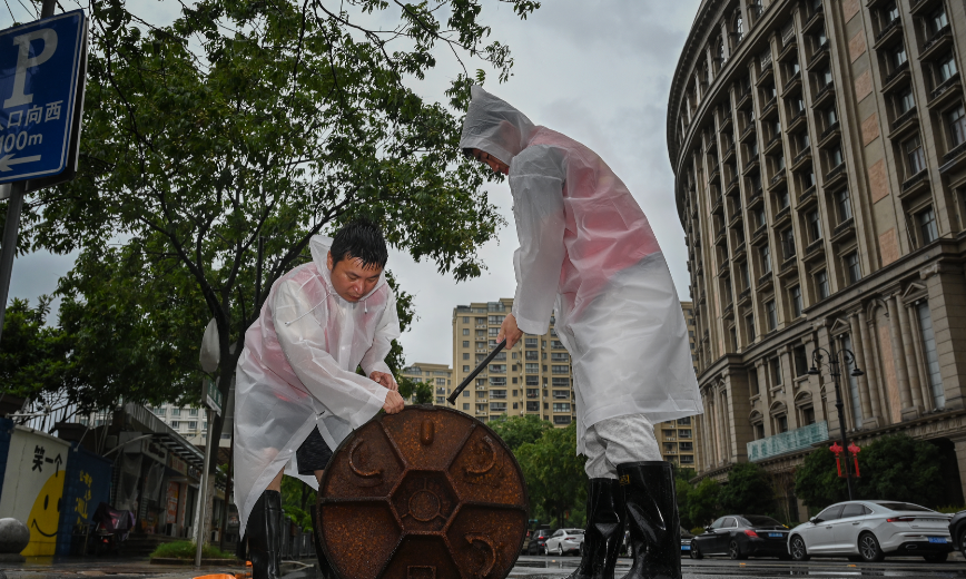 
                风雨交加 守护“不打烊”