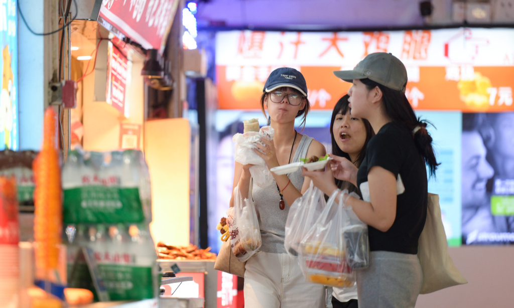 
                学生归来 越秀集市烟火升腾