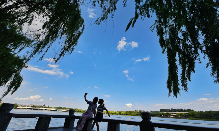 
                抬头即是限定浪漫
