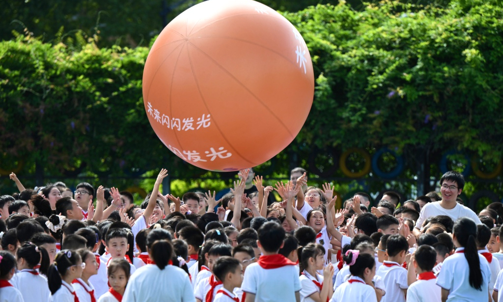 
                童心托起彩色气球 笑声点亮闪闪未来
