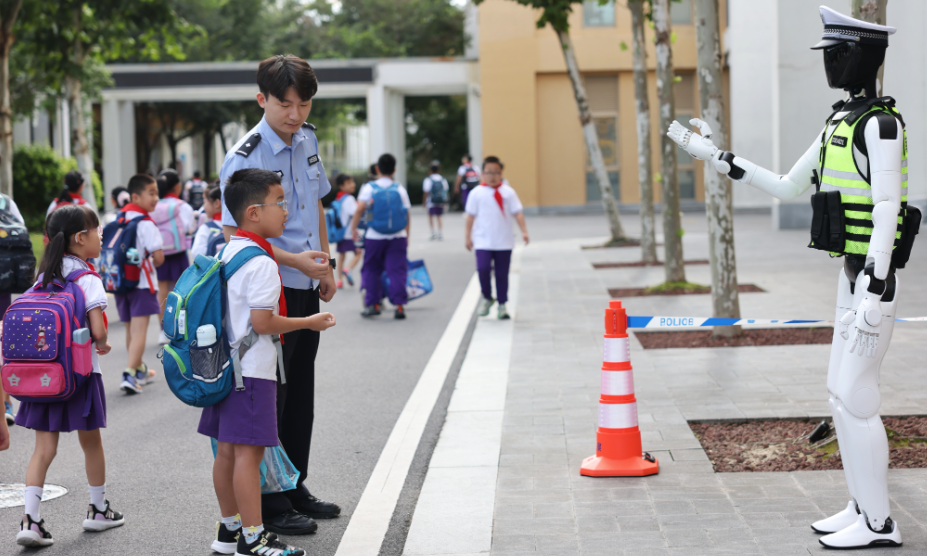 
                智能护学！南湖区首个交管警务机器人“路小安”上岗