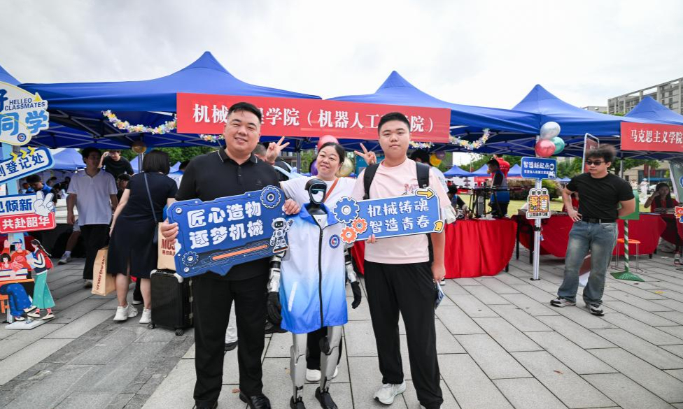 
                机器人握手比心、无人机当“开学礼”！嘉兴大学这个学院迎新科技感拉满