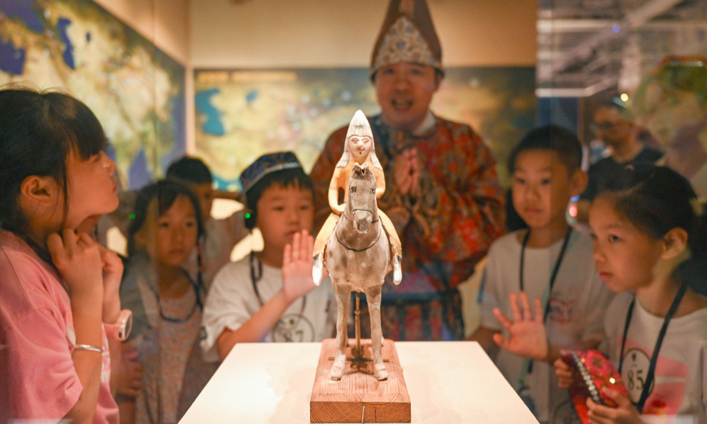 
                研学观展，邂逅丝路千年文物