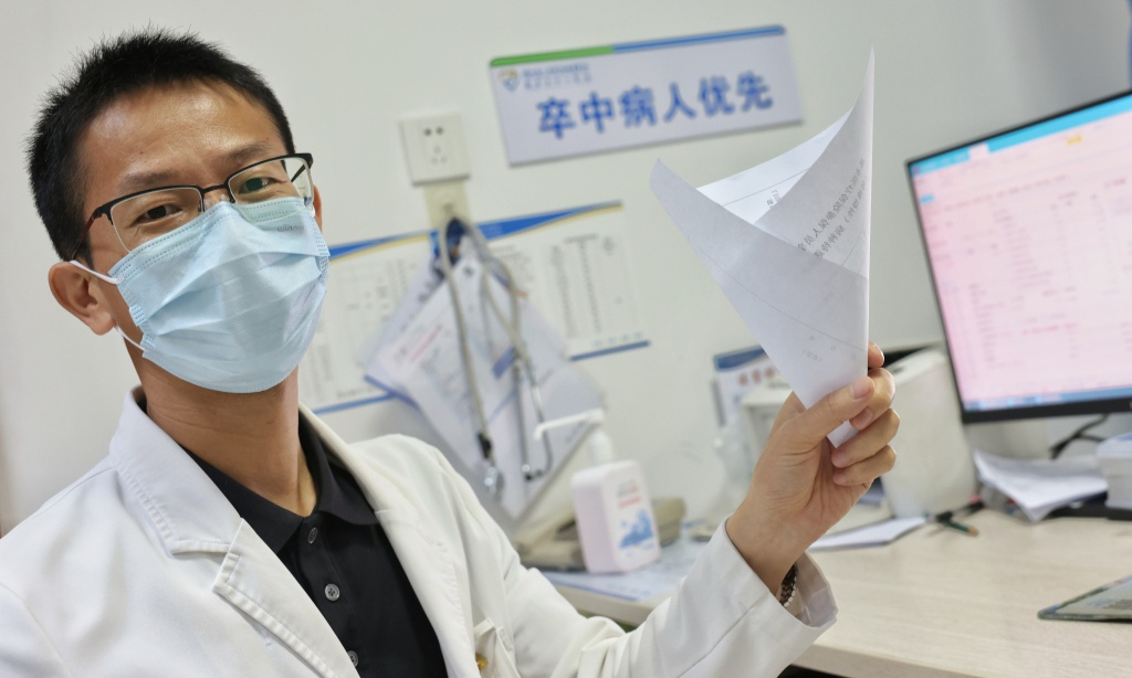 
                海宁这位医生，在高铁上用一张纸救了一个人