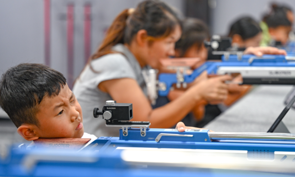 
                激光射击赛，亲子齐上阵