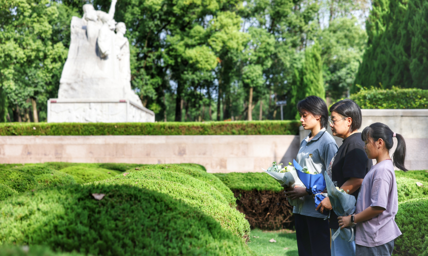 
                十九载缅怀 致敬消防英烈