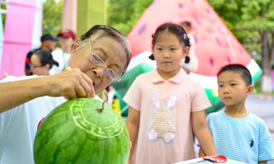 
                巧手刻瓜灯