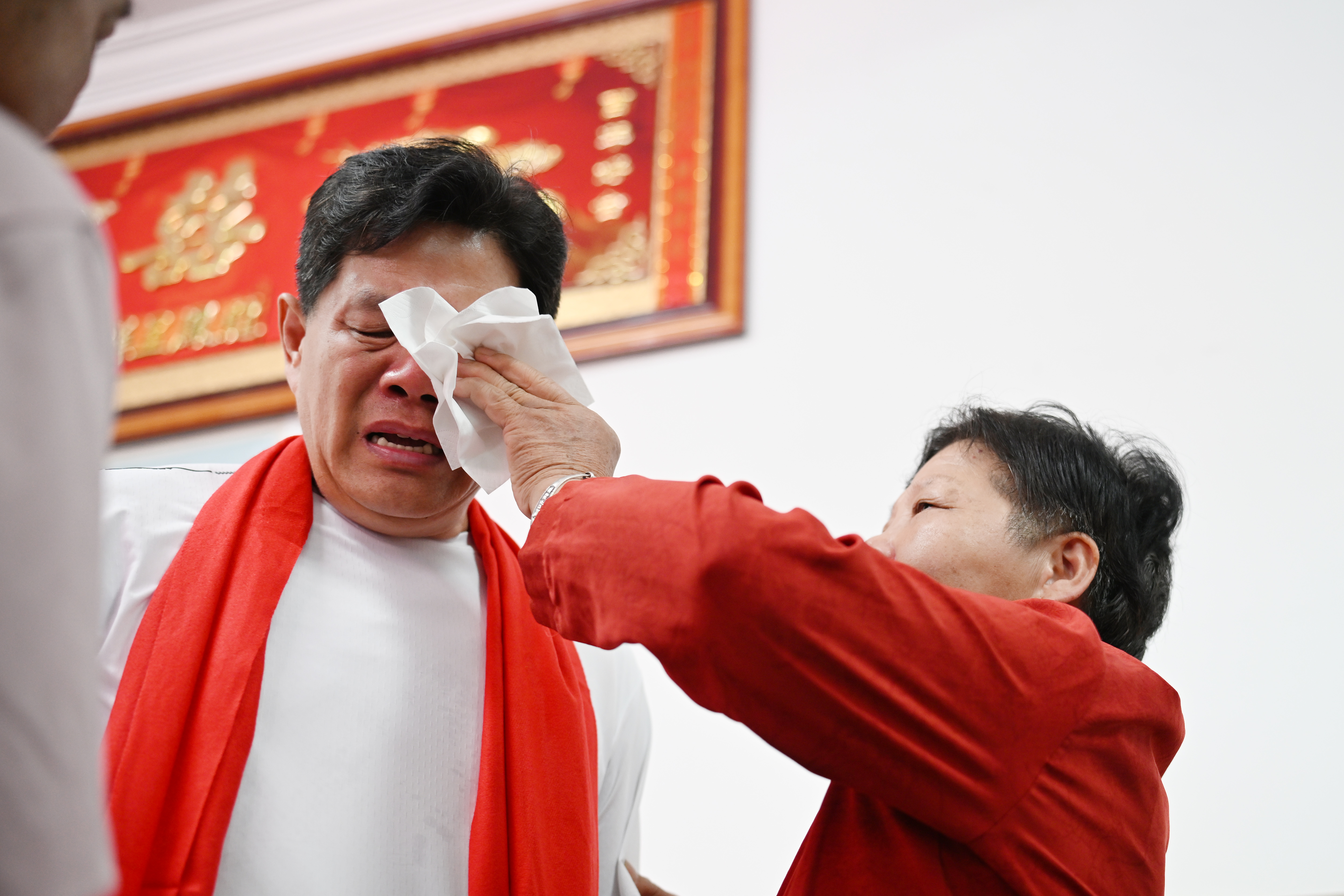 5.亲人团聚百感交集,大姐为王贲江擦拭眼泪。.jpg