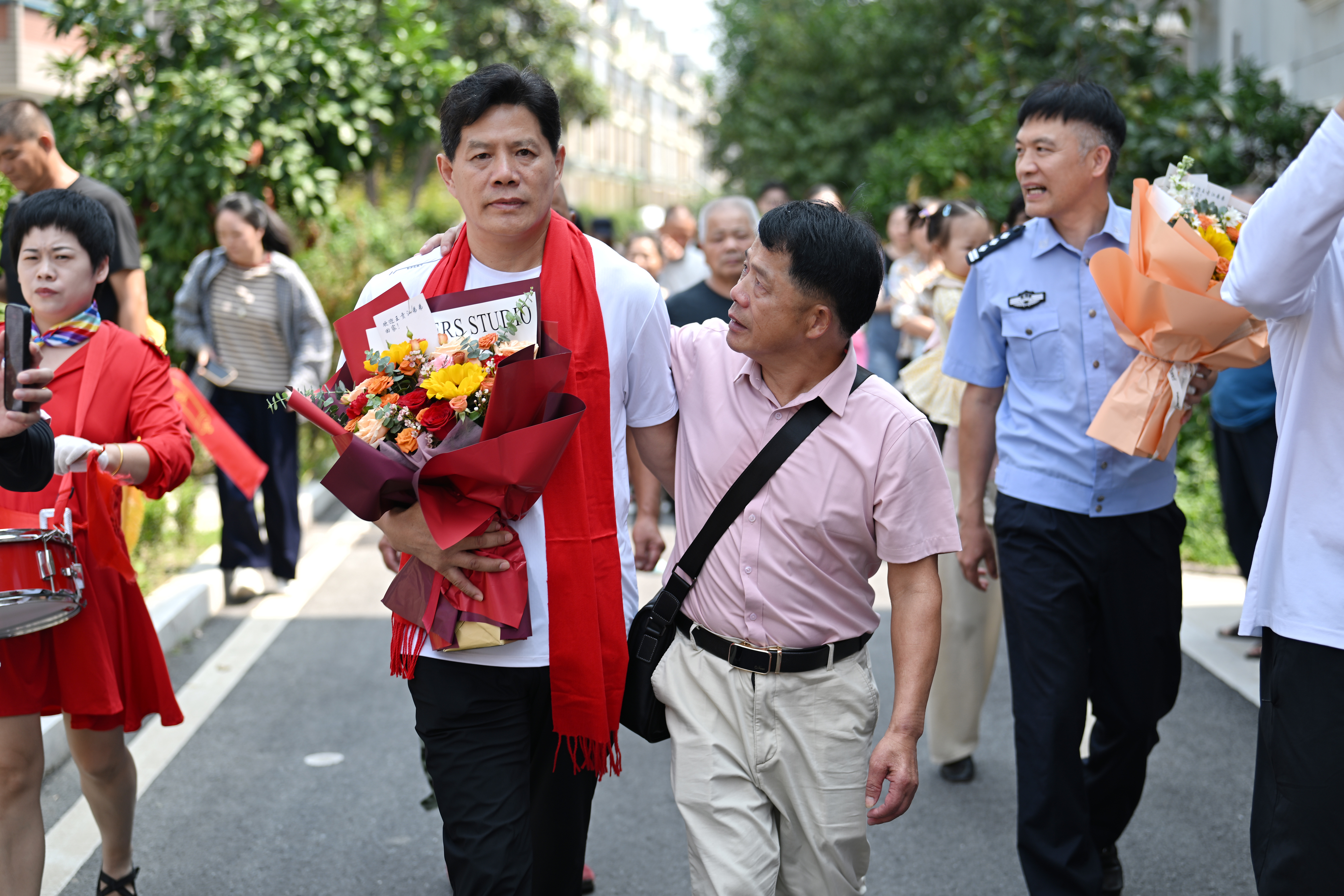 2.半个多世纪后,王贲江找到出生地,商警官到场见证。.jpg
