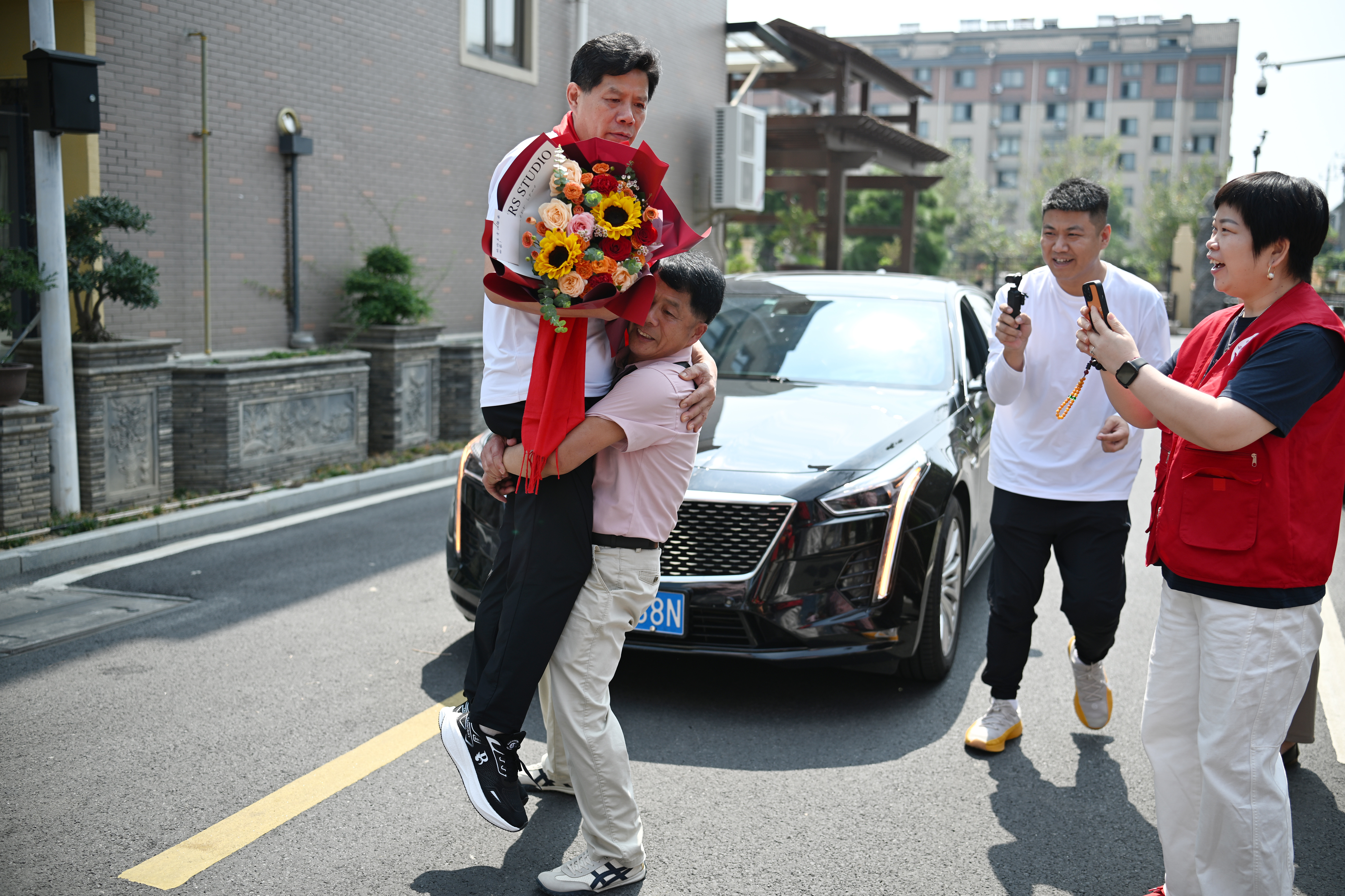 1.王贲江的三哥周张林激动地抱起他。.jpg