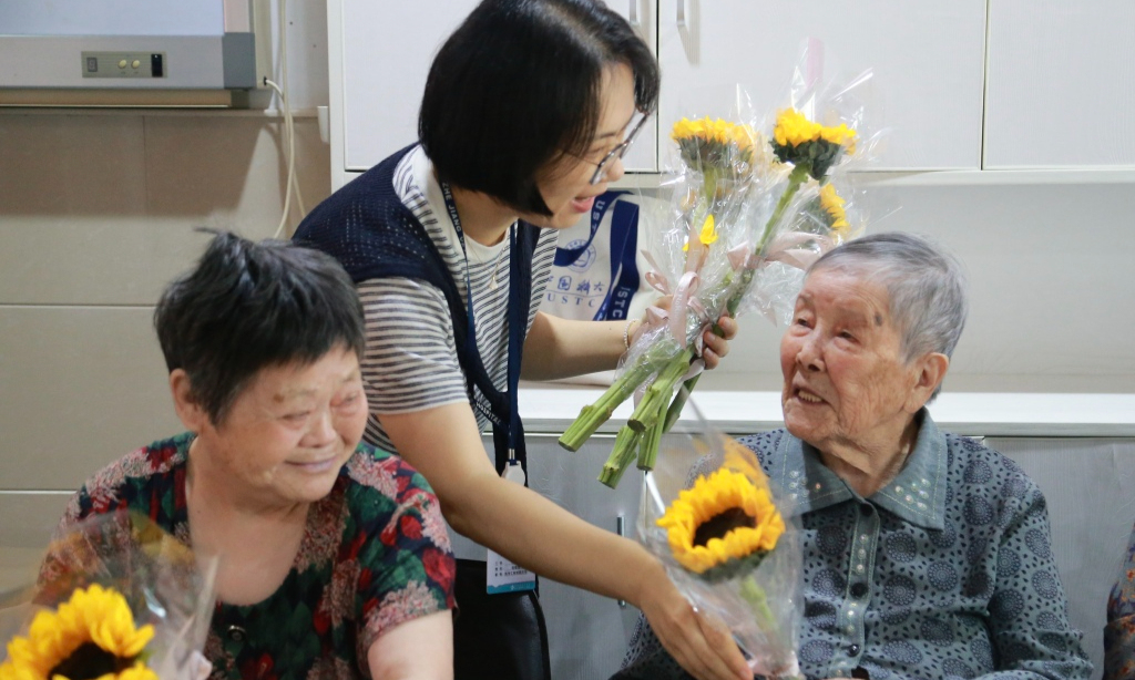 
                病区有明月 温情伴暮年