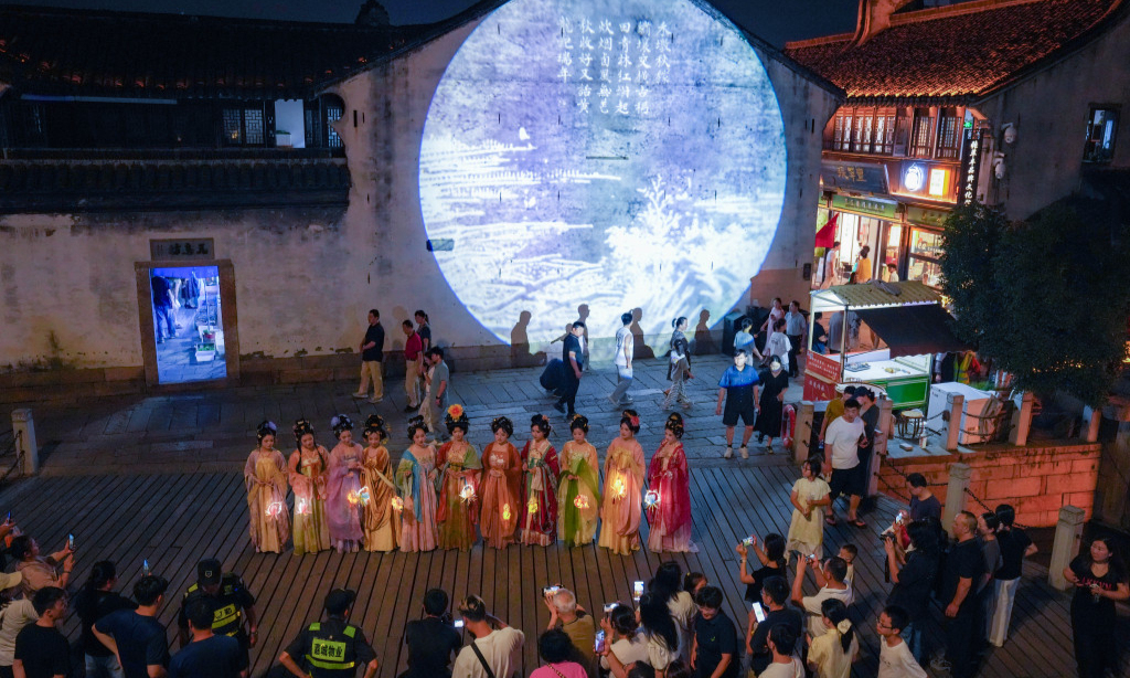 
                醉美中秋 情满月河