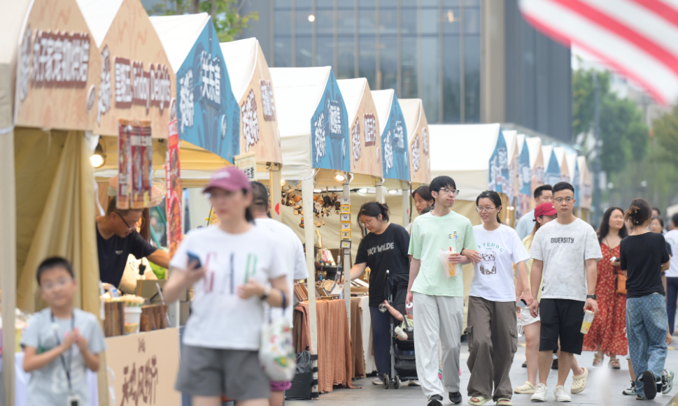 
                市集聚烟火 假期消费热