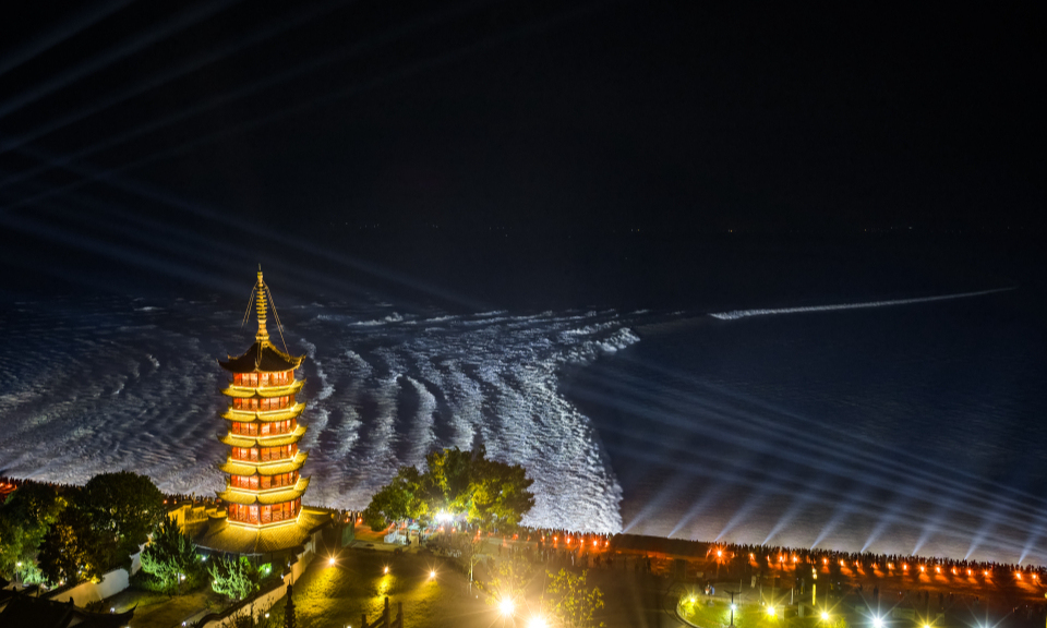 
                夜潮涌盐官 光影绘钱塘