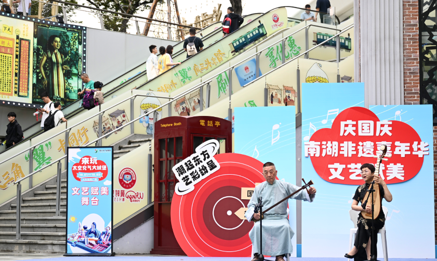 
                文艺赋美声入耳 火车站里乐翻天